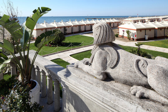 Lido Di Venezia. Spiaggia con sagoma di sfinge, green e tende a capanno verso il mare.