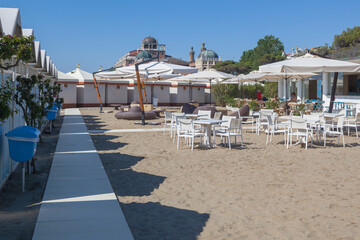 Lido di Venezia.. Capanni da spiaggia con hotel