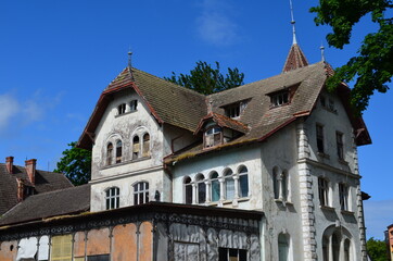 Opuszczony budynek domu wczasowego w Dziwnowie - obrazy, fototapety, plakaty