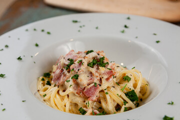 spaghetticabonara on white dish