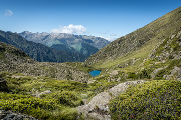 Fototapeta na wymiar Etangs du Picot en Ariège au dessus de l'étang de Soulcem - Magnifique lac de montagne - Occitanie - France