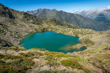 Fototapeta na wymiar Etangs du Picot en Ariège au dessus de l'étang de Soulcem - Magnifique lac de montagne - Occitanie - France