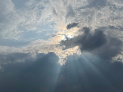 sun rays and clouds © Matthias