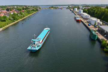 Fototapeta na wymiar Stückgutfrachter vor Schleuse Kiel-Holtenau 