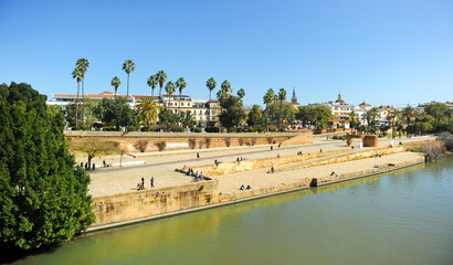Vista panorámica del antiguo Muelle de la Sal desde el Puente de Triana en la orilla del río...