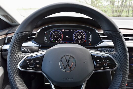VW Arteon Shooting Brake 2.0 TDi. Cabin interior - speedometer. 05-05-2021, Middle Bohemia, Czech Republic.