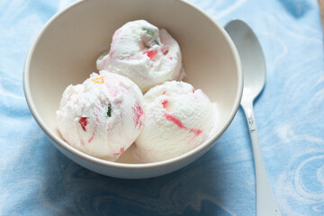 Vanilla and strawberry ice cream with jellies 
