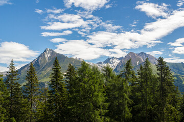 Panoramablick einer Gebirgskette im Nationalpark Hohe Tauern in Matrei, Österreich