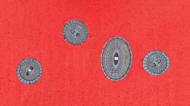 Hydranten im rot markierten Fahrrad Schutzstreifen