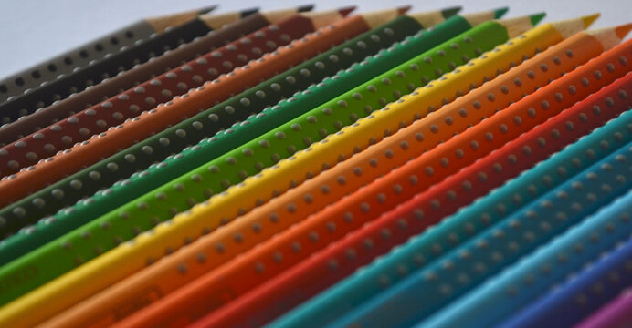 L&aacute;pices de colores acuarelables en diagonal. Regreso a clases