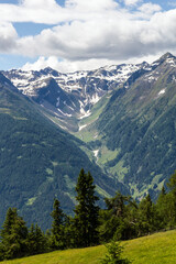 Obraz premium Panoramablick einer Gebirgskette im Nationalpark Hohe Tauern in Matrei, Österreich