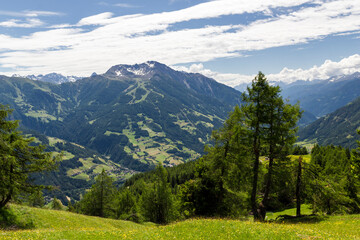 Fototapeta na wymiar Panoramablick einer Gebirgskette im Nationalpark Hohe Tauern in Matrei, Österreich