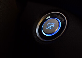 Boton de encendido electronico para un vehiculo de lujo, color negro y azul.