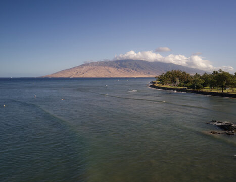 A aerial high definition photo of a beach near the town of Kihei on the island of Maui.