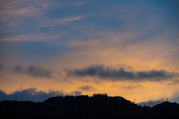 夜明け前の六甲山。空がオレンジ色に染まって来た。
神戸市東灘区のマンション高層階から撮影
