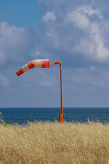Bandiera segnavento collocata vicino al mare