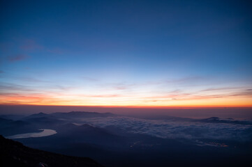 富士山から望む雲海と朝焼け