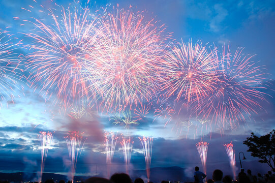 諏訪湖祭湖上花火大会と人物シルエット