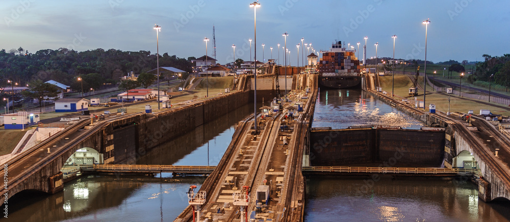 Wall mural panama canal transit