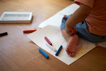 お絵かき・幼児・座る・遊ぶ・散らかす・地べた・アップ
