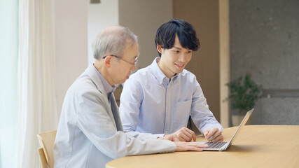 Obraz premium シニアパソコン教室 パソコンの使い方を教わる高齢者男性