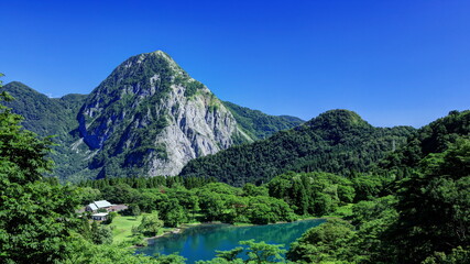 Obraz premium 高浪の池と明星山