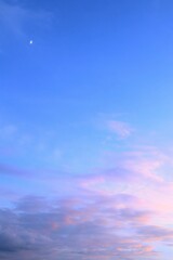 夕空の夕日に照らされた雲のピンクの美しい空画像 縦