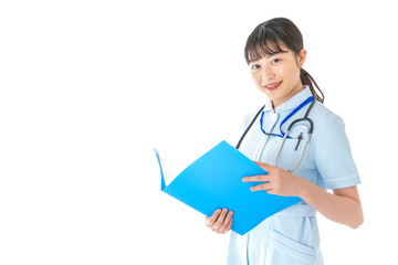 寝る前に歯磨きをする若い女性