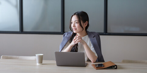 ビジネス・女性・パソコン