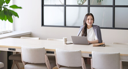 ビジネス・女性・パソコン