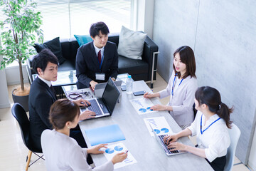 コンサルティング会社で働くビジネスパーソン