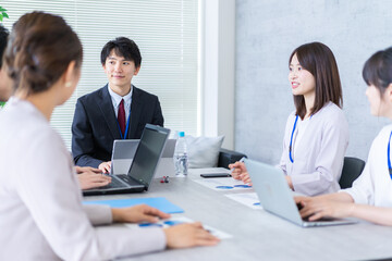 Obraz premium コンサルティング会社で働くビジネスパーソン