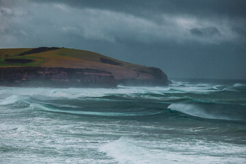 Fototapeta premium waves crashing on rocks