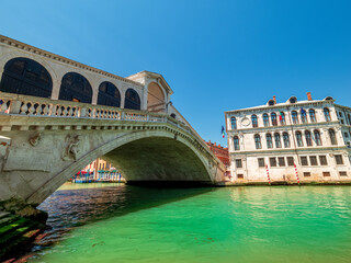 Fototapeta na wymiar Venice Canal Grande and the famous Rialto Bridge as a tourist magnet