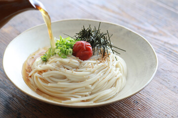 夏の冷やしぶっかけうどん