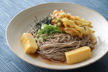 いろいろなトッピングの夏のざるそば