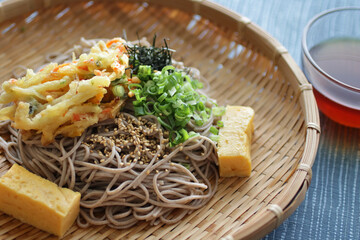 いろいろなトッピングの夏のざるそば