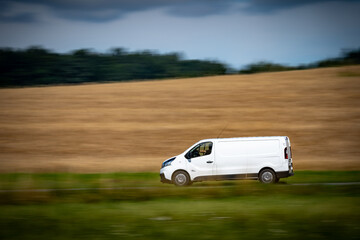 Fahrendes Auto und LKW in Bewegung