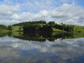 Fototapeta na wymiar Schwaltenweiher, Spiegelung von Wolken und Landschaft