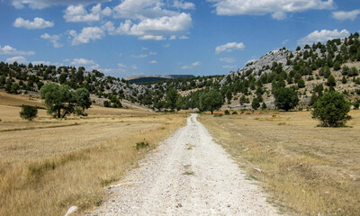 Campos de cultivo y montaña de España.