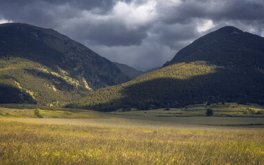 Obraz premium Moody Mountrain Landscape Cloudy and Partially Sunny