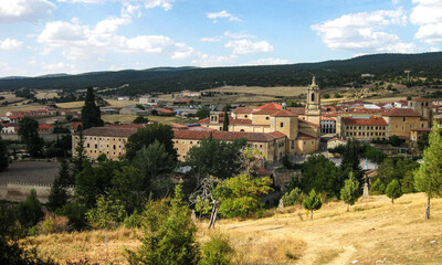 Campos de cultivo y montaña de España.