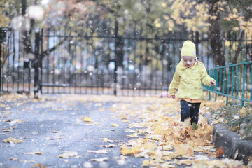 Fototapeta premium Kids walk in the park first snow