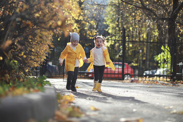 Obraz premium Children walk in the autumn park