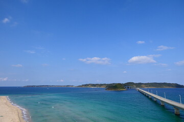 Naklejka na ściany i meble 海士ヶ瀬戸海峡に架かる角島大橋。下関、山口、日本。10月中旬。