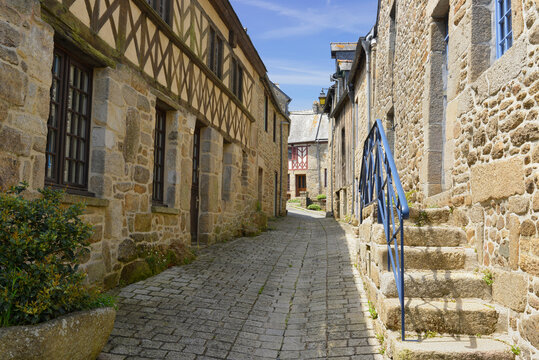 Dans la rue Charbonnerie &agrave; Moncontour (22510), d&eacute;partement des C&ocirc;tes-d'Armor en r&eacute;gion Bretagne, France