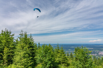 Outdoor-Sport Gleitschirmfliegen in den Bergen