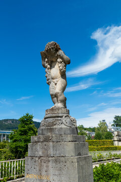 Knaben, Junge Skulptur in der &ouml;ffentlichen G&ouml;nneranlage Baden-Baden