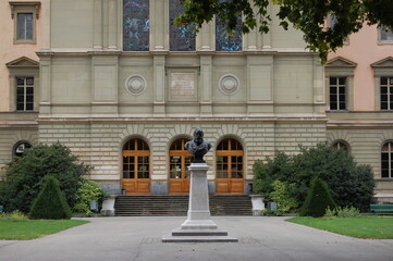 the entrance to the palace of fine arts city