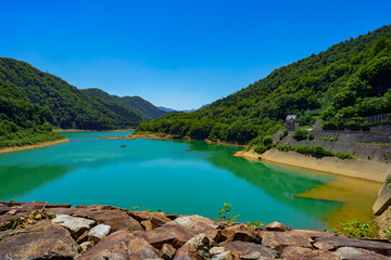 Fototapeta na wymiar ターコイズブルーが美しい二居ダム湖